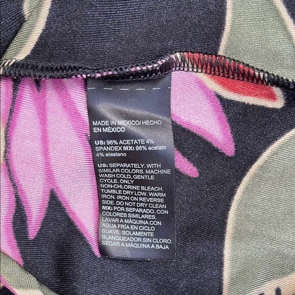 Chico's beautiful, Black red pink Floral Blouse super stretchy size 1 - Picture 5 of 5